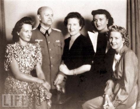 Eva Brauns Life in Pictures: 20 Rarely Seen Photos of Adolf。